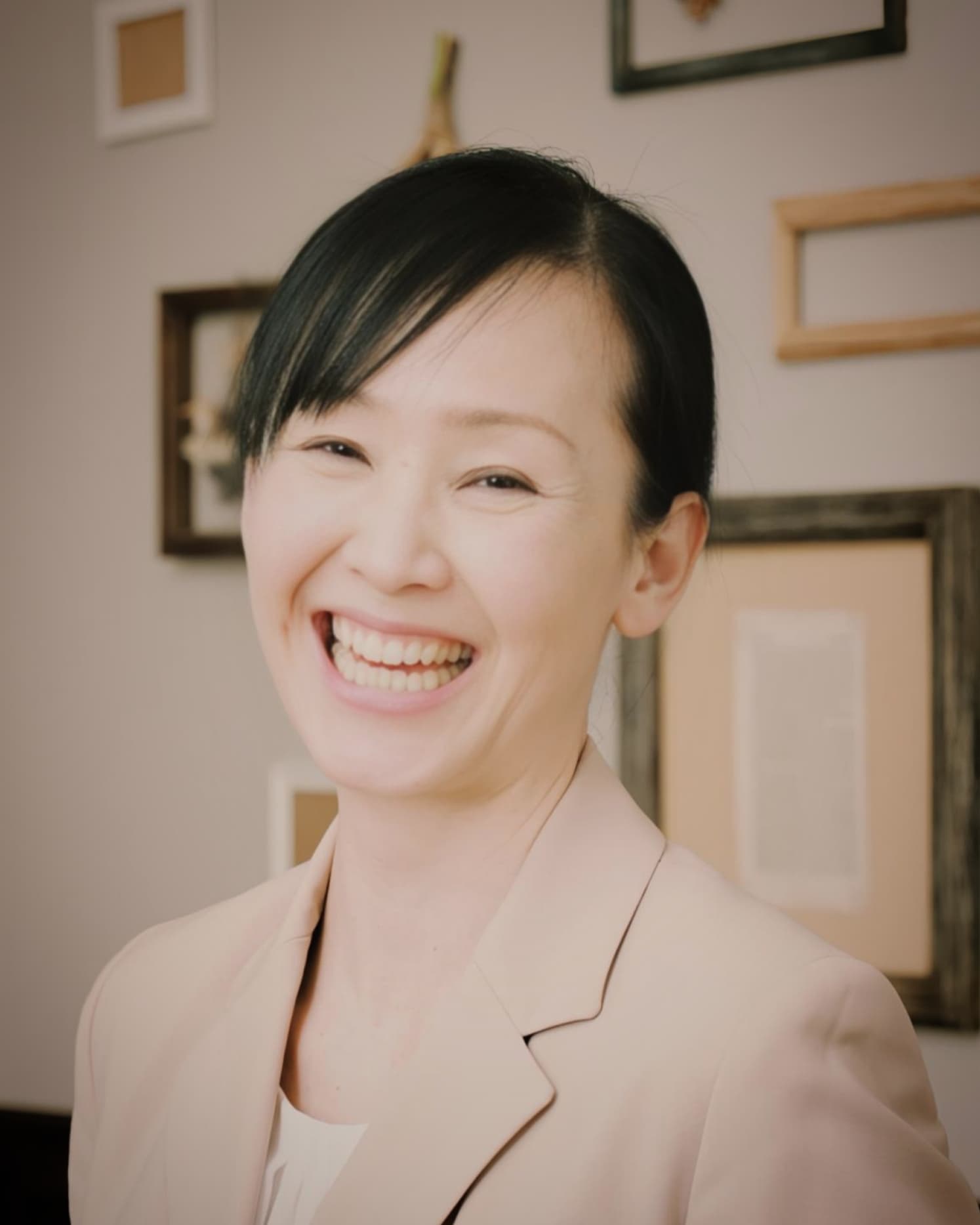 松尾様の誠実さと強さが伝わるバストアップ写真。凛とした佇まい。