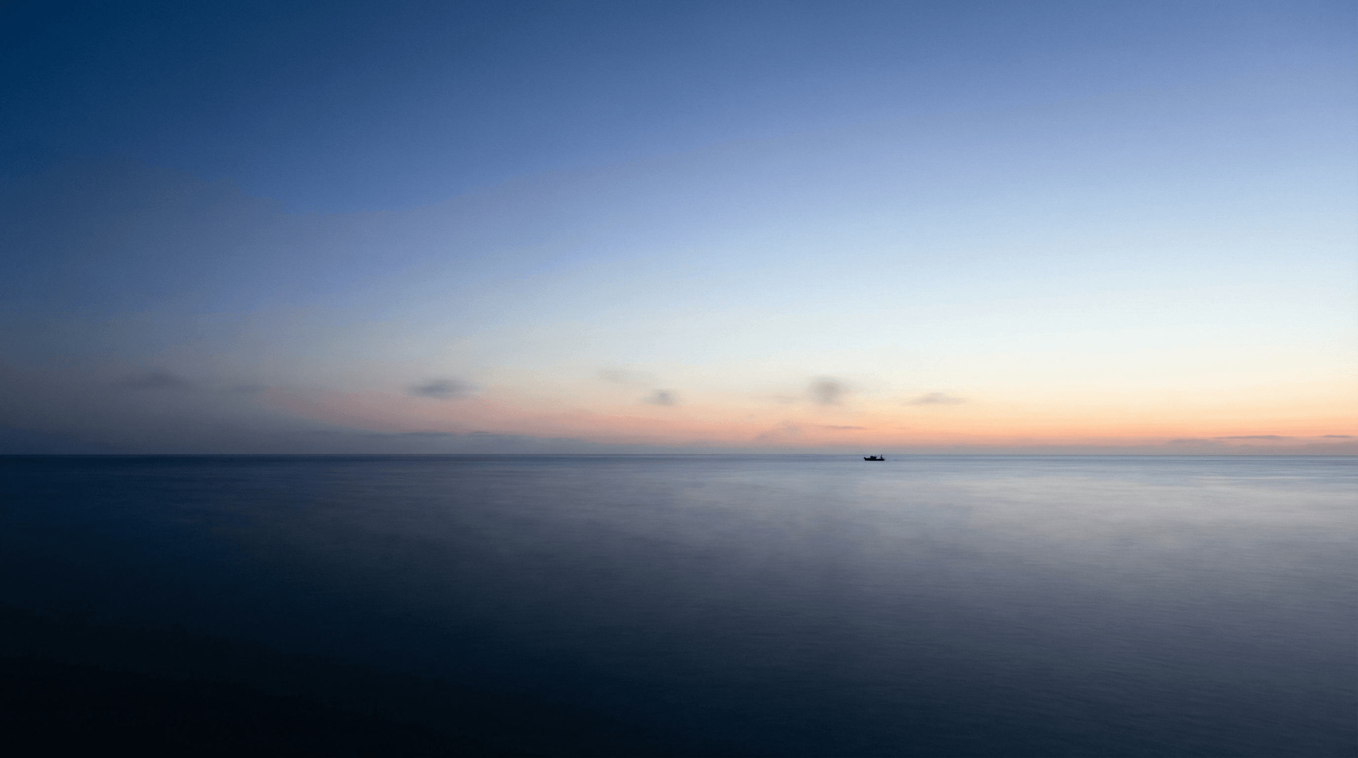 背景:濃紺からブルーへのグラデーション。夜明けの水平線や静かな書斎。高品質なイメージ画像。